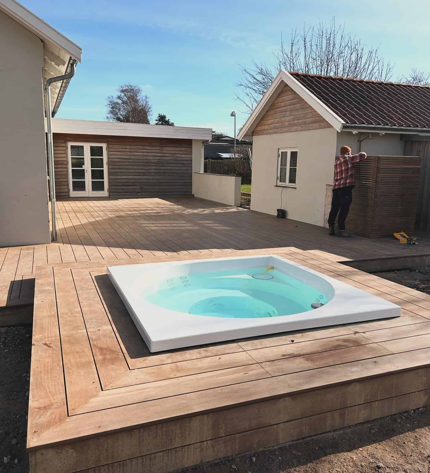 træterrasse i mørkt træ